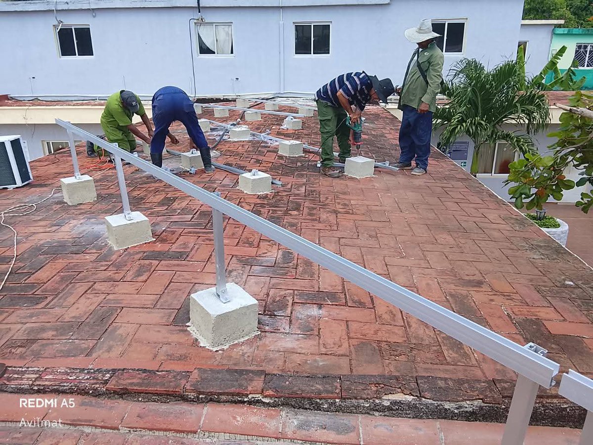 CubaMicons's tweet photo. 🇨🇺☀️ La @Emp_Avilmat de Ciego de Ávila impulsa la energía solar, con el objetivo de avanzar hacia la soberanía energética.

✒️ Con ℹ️ y 📸 de Avilmat https://t.co/1RxM60orKh