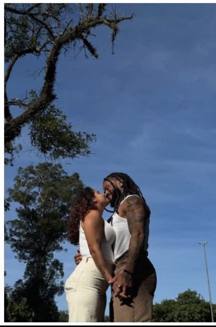 ProudlyGay2's tweet photo. @4ndyRodrigues Eu não sabia que ele tinha esposa, mas suspeitava disso por causa dos vídeos dele com homens que não são muito atraentes. https://t.co/pon1GbI0Up