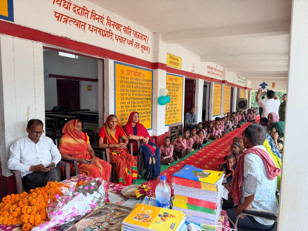 basicshiksha_up's tweet photo. मैनपुरी: कन्या पूर्व माध्यमिक विद्यालय, कटरा समान विकास खंड किशनी में उपजिलाधिकारी श्री गोपाल शर्मा व खंड शिक्षा अधिकारी श्री जमील अहमद ने स्कूल चलो अभियान की शुरुआत की।

 प्रधानाध्यापक श्री अवधेश कुमार ने अभिभावकों को बच्चों का नामांकन स्कूल में कराने के लिए प्रेरित किया। बच्चों को नि:शुल्क पाठ्य पुस्तकें व स्टेशनरी भी बांटी गई।

#SchoolChaloAbhiyanUP #SchoolEducation #SamagraShiksha #BasicEducationUP #BasicShikshaUP