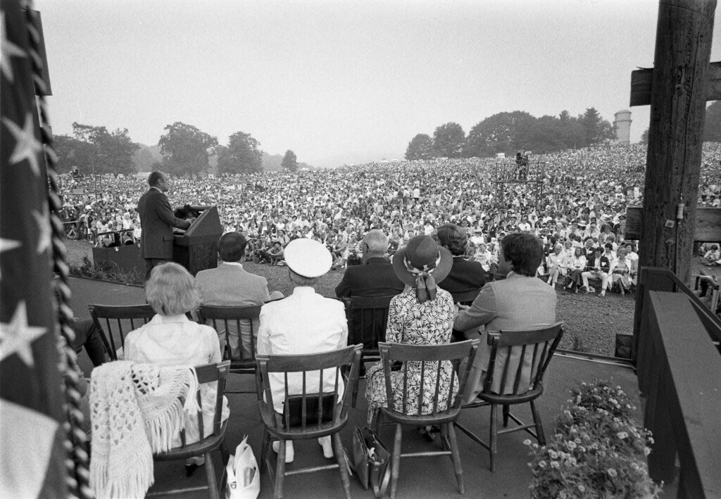 CjMfdt's tweet photo. Holy shit Gerald Ford could draw a crowd 100X larger than trumps, and Jerry wasn’t known for his brilliance. 

1976 Bicentennial was LIT!  Vs Trump 250 is like a funeral https://t.co/2EMgTLqkWa