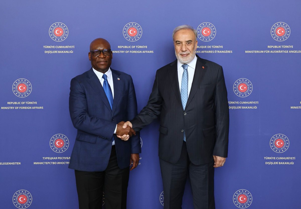 TC_Disisleri's tweet photo. Bakan Yardımcımız Büyükelçi Musa Kulaklıkaya, Ekvator Ginesi Dışişleri, Uluslararası İşbirliği ve Diaspora Devlet Bakanı Simeón Oyono Esono Angué ile biraraya geldi.

Ekvator Ginesi makamlarınca ülkemizden temin edilen insani yardımın Venezuela’ya ulaştırılması kapsamında ülkemizde bulunan Devlet Bakanı Oyono Esono Angué’yle yapılan görüşmede, ikili ilişkilerimiz ve işbirliği imkanları ele alındı.