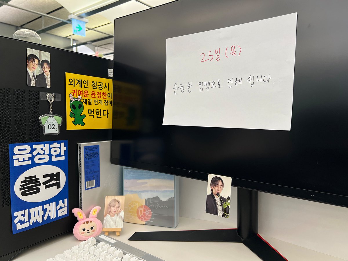minghaocheoI_'s tweet photo. AWWWW SEUNGKWAN POSTED A PIC OF HIM WITH THE POSTER FROM JEONGHAN'S MILITARY DISCHARGE DATE LIVE REMINDER 🥹🥹🥹 https://t.co/dPzijw8nJw