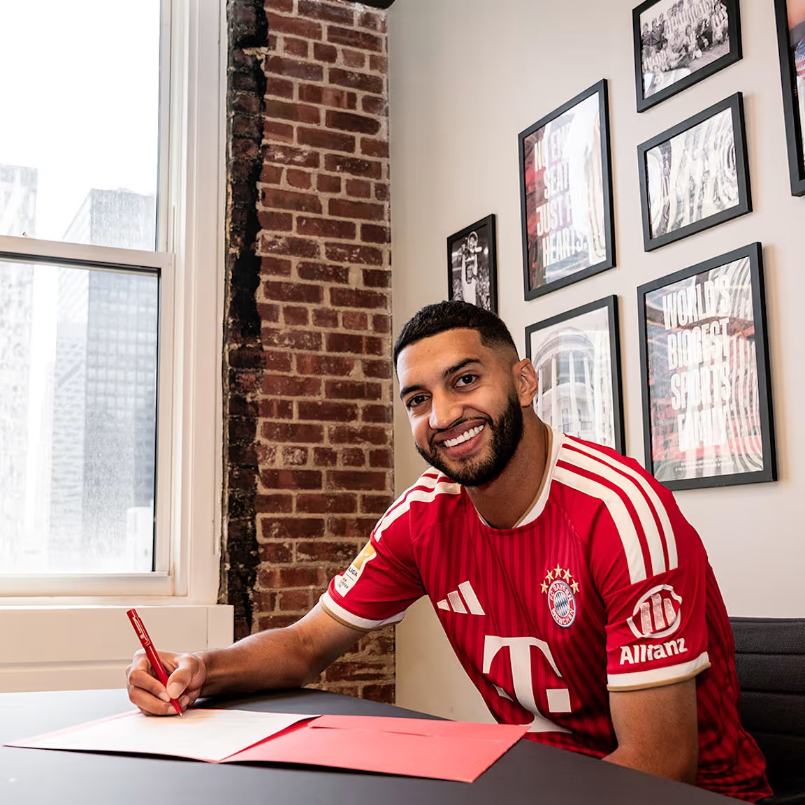 MediaBayernFR's tweet photo. Ismael Saibari :

"Dès l’enfance, on rêve de signer un contrat avec un club comme le FC Bayern, tout le monde sait que c’est l’un des plus grands clubs du monde. Le Bayern se bat chaque année pour remporter les titres les plus prestigieux, comme la Ligue des Champions et je souhaite remporter ici autant de titres que possible. Le style du Bayern me correspond, je peux y exprimer mon jeu et je vais travailler dur chaque jour pour aider l’équipe. L’entraîneur Vincent Kompany a joué un rôle important dans ma décision, je me réjouis beaucoup de cette collaboration. "