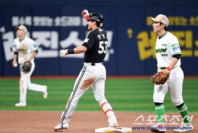 t_WIN_s31's tweet photo. '결승타' LG 천성호 ＂대타는 한타석만 허락되는 외로운 자리…후회없이 배트 돌린다＂ [고척 포커스] (출처 : 네이버 스포츠) https://t.co/Rq5iYLys7m

 "설령 기회가 적게 주어지는 지금 같은 상황이더라도, 우리 팀이 이겨서 리그 1등 자리를 굳건히 지킬 수만 있다면 언제나 감사한 마음을 가지고 행복하게 야구를 하고 있다"

🥹🥹