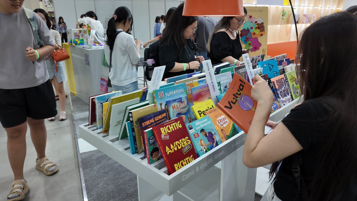ProChile's tweet photo. 📚Chile vuelve a la Feria Internacional del Libro de Seúl, consolidando su presencia en uno de los principales encuentros editoriales de Asia
Seguimos impulsando la internacionalización de la industria editorial con nuevas oportunidades para el talento 🇨🇱  https://t.co/vGYfooxZyf https://t.co/LwFpr6oqlm