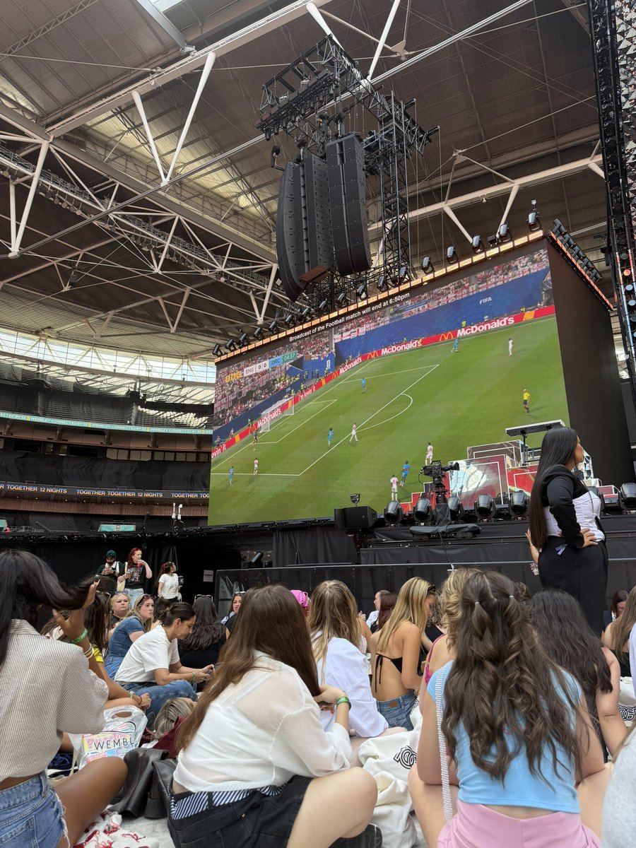 fahimaluvsharry's tweet photo. why is harry streaming the match https://t.co/1vekh75v5L