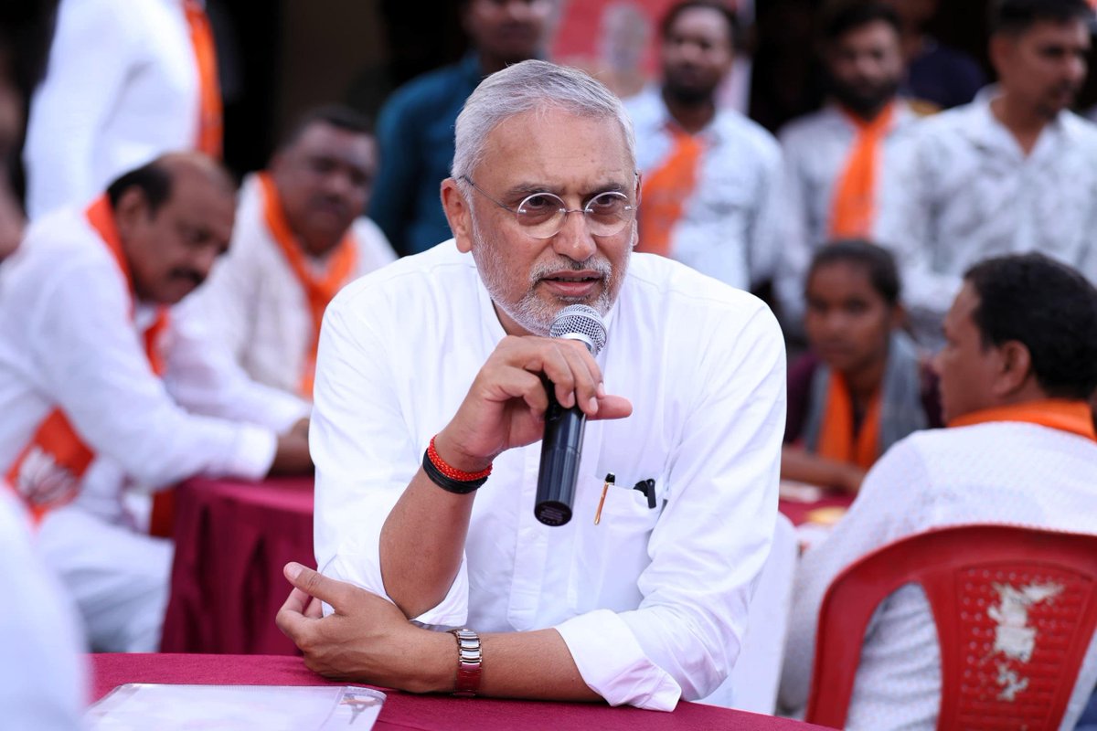 iJagdishBJP's tweet photo. યુવાશક્તિ એ જ વિકસિત ભારતના સંકલ્પનું સાચું બળ છે!

આજે દાહોદના ધાનપુર ખાતે 'વિકસિત ભારત યુવા સંવાદ' કાર્યક્રમમાં યુવા મિત્રો સાથે સંવાદ કર્યો. તેમની સાથે વાત કરતાં એક વાત સ્પષ્ટપણે અનુભવાઈ કે આજની યુવાપેઢી માત્ર સપનાં જોતી નથી, પરંતુ તેને સાકાર કરવા માટે જરૂરી દિશા, ધગશ અને દૃષ્ટિકોણ પણ ધરાવે છે. 

યુવાનોની આ વૈચારિક સ્પષ્ટતા અને રાષ્ટ્રપ્રથમની ભાવના જ વિકસિત ભારતના પાયાને વધુ મજબૂત બનાવશે.

#વિકસિત_ભારત_યુવા_સંવાદ