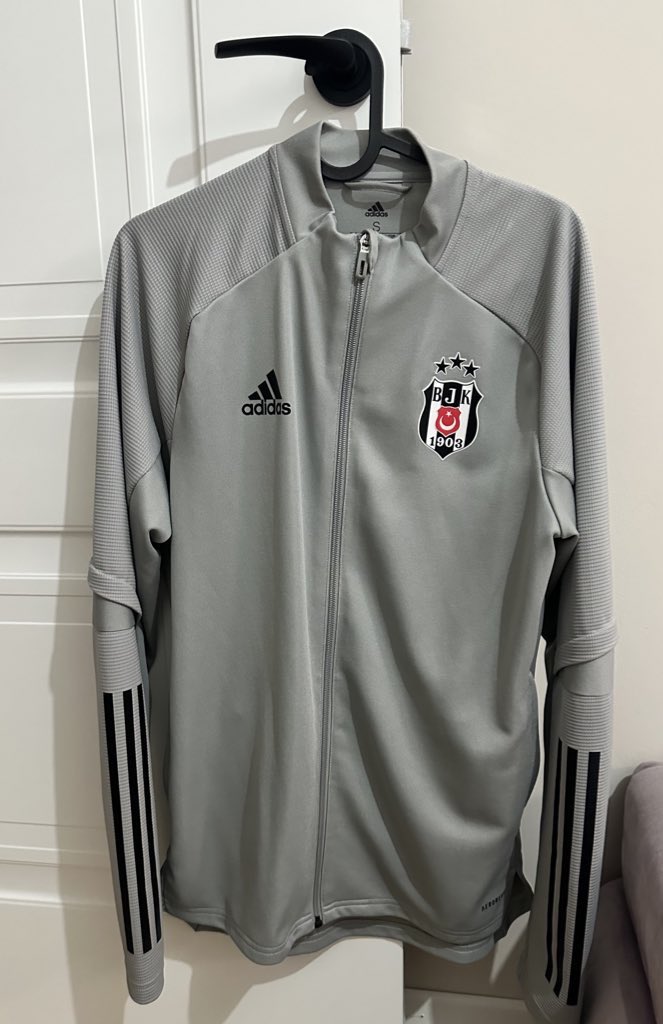 merttsoyluu's tweet photo. Beşiktaş yeni sezon forması ve nostalji kamp ürünü hediye ediyoruz! 🚨🥳

Katılmak için yapmanız gerekenler:
🟢@merttsoyluu ve @ercudk11 hesaplarını takip etmek
🟢Bu paylaşımı yeniden paylaşmak.
🟢Yorumlara “🦅” emojisi bırakmak.

Kazananlar;
🔜 12.07.2026 Tarihinde açıklanacak. https://t.co/MB676P0F6I