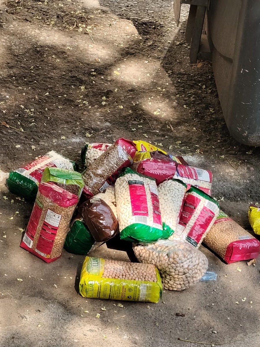 surus_80's tweet photo. Así están los alrededores de los contenedores de la “gente necesitada”.

Menuda vergüenza.

Hay que expulsar a los vagos extranjeros y obligar a trabajar (fuera pagas) a los vagos patrios. https://t.co/DbGnL5MyU0
