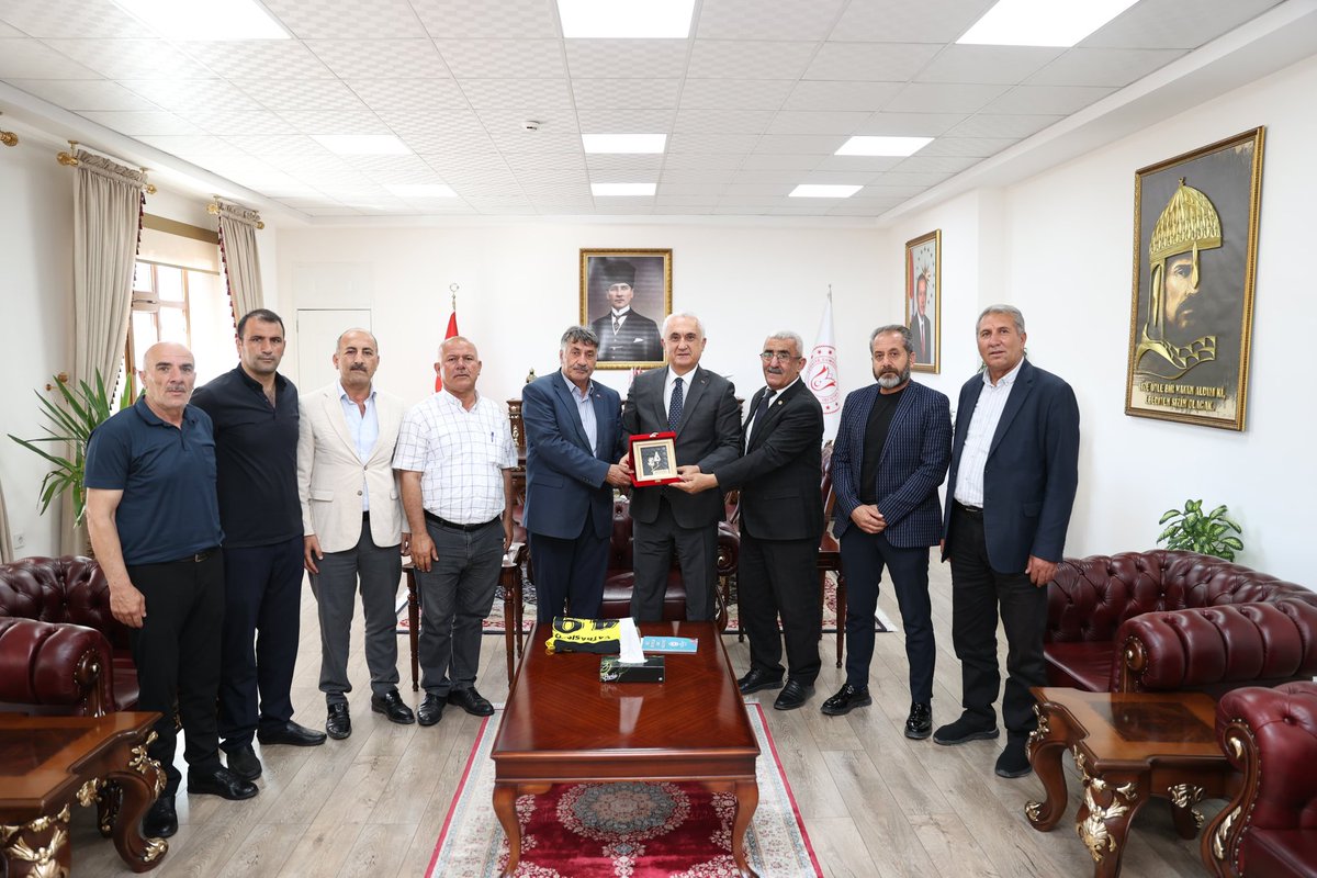 kemaltrkan's tweet photo. Askf Yönetim kurulu olarak Amatörlerin babası Sayın Avni Çakır, ı makamında ziyaret ederek 2025-2026 sezonu ile ilgili Brifing verdik Nakti ve Ayni yardımlarından dolayı Valimize minnettarız @RTErdogan @_cevdetyilmaz @OA_BAK @Valiavnicakir @TCMusValiligi @eminsimsekmus @CihatAbuk https://t.co/f0Mh1r490y