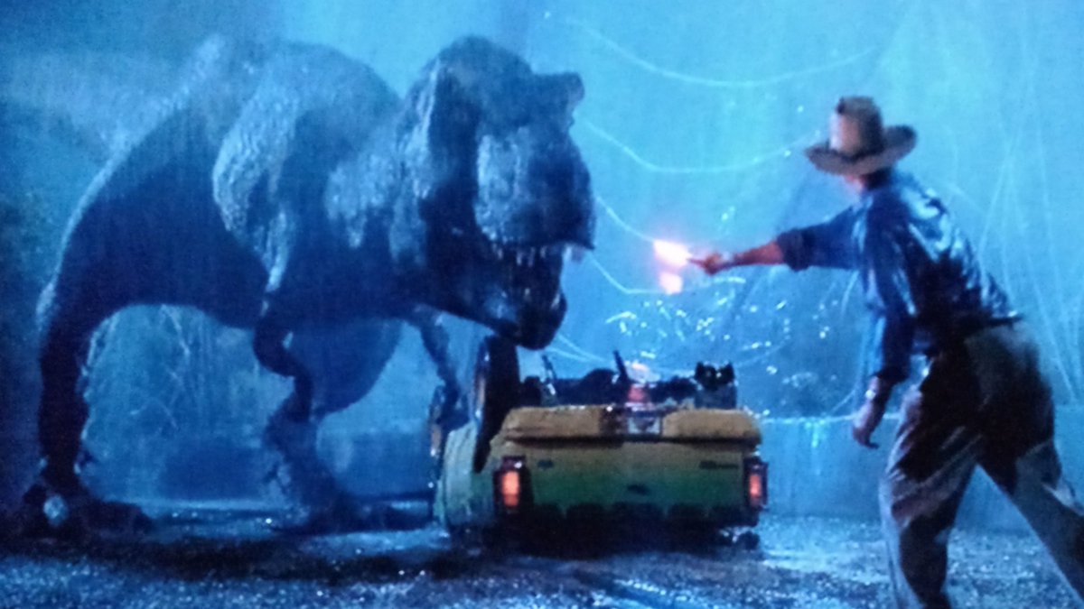 EndMetal's tweet photo. 映画『ジュラシック・パーク』
(1993/米)を視聴。
監督/Ｓ・スピルバーグ
主演/サム・ニール
遺伝子工学により復活させた恐
竜が人間を襲い始める話。
子役はジョゼフ・マゼロ、アリ
アナ・リチャーズ。遺伝子操作
の失敗が数学者が警告するカオ
ス理論を体現した展開になって
いる点が面白かった🦖 https://t.co/InFin6ZQos