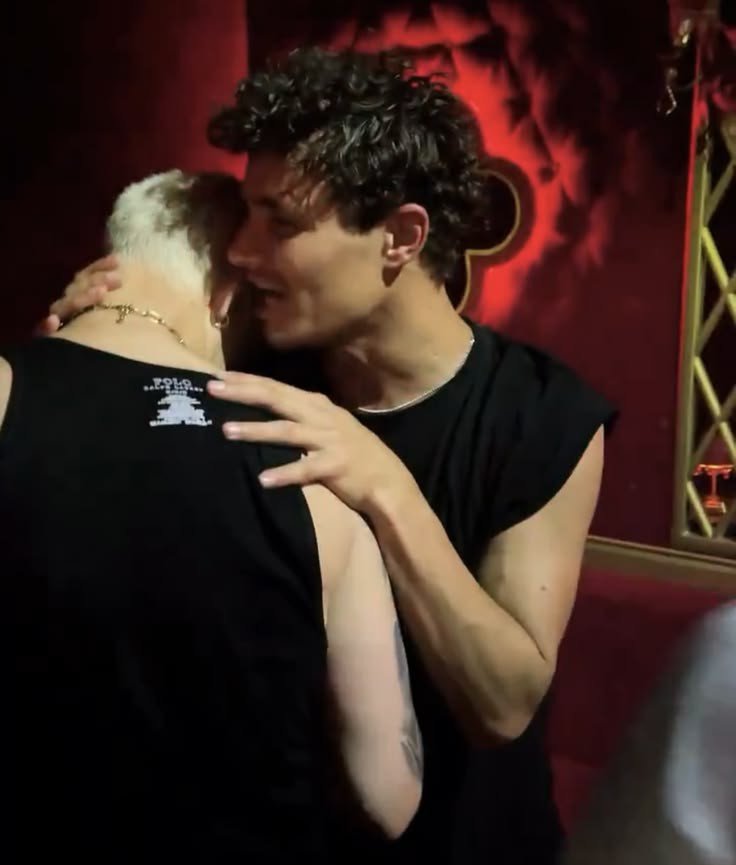 Unilovesgreen's tweet photo. I love when he whisper something to men 👀 https://t.co/xl9nia2wBk