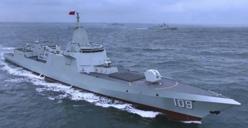 MilitaryWatchM's tweet photo. China’s Second Batch of Type 055 ‘Super Destroyers’ Begin First Far Seas Operations

The Chinese People’s Liberation Army Navy has deployed one of its two most capable destroyers, the recently commissioned Type 055 class destroyer Dongguan...https://t.co/0TWct4Kr9G https://t.co/z0ySbWLpQI