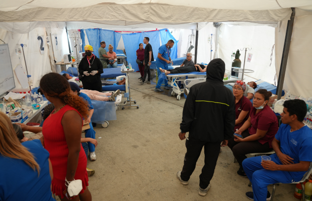 Canal_Televen's tweet photo. 🚨 #Cáritas de #Venezuela estimó que la emergencia humanitaria generada por los terremotos registrados el pasado 24 de junio se desarrollará a través de un proceso de al menos cuatro fases, las cuales podrían prolongarse durante varios meses o incluso un año completo. 

🗣️ Una portavoz de la institución detalló que actualmente se ejecuta la primera etapa de la contingencia, orientada de forma estricta a salvar vidas, brindar asistencia médica a los heridos y distribuir la ayuda humanitaria inicial entre los afectados de las zonas impactadas.

📌 De acuerdo con el cronograma previsto por la entidad, se anticipa el inicio de la segunda fase para el próximo miércoles, período en el cual una mesa técnica formal deberá determinar la reubicación definitiva o el traslado a refugios de los ciudadanos que perdieron sus viviendas.

📸 Xinhua/Str