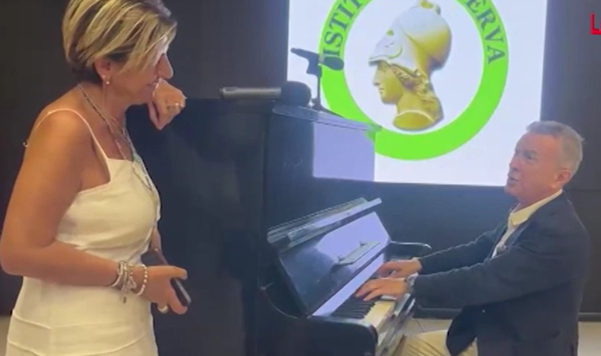 tempoweb's tweet photo. #Pupo fa l'esame orale e poi si esibisce al piano sulle note di "Un amore grande" - VIDEO

#maturità2026 #maturità #video #1luglio #iltempoquotidiano

https://t.co/YUk3ys6dKm https://t.co/03vkxS2Xob