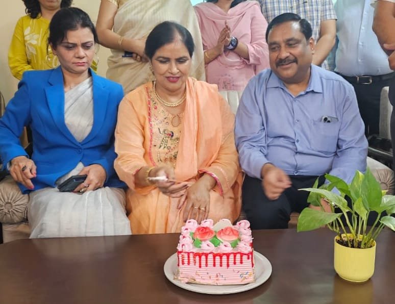 RupnagarDpro's tweet photo. National Doctors' Day celebrated at the Civil Hospital Rupnagar. Civil Surgeon Dr. Raman Gupta extended warm wishes to all medical officers and reminding everyone that this day honour the legacy of legendary physician Dr. Bidhan Chandra Roy. https://t.co/pzdqIn8Cau