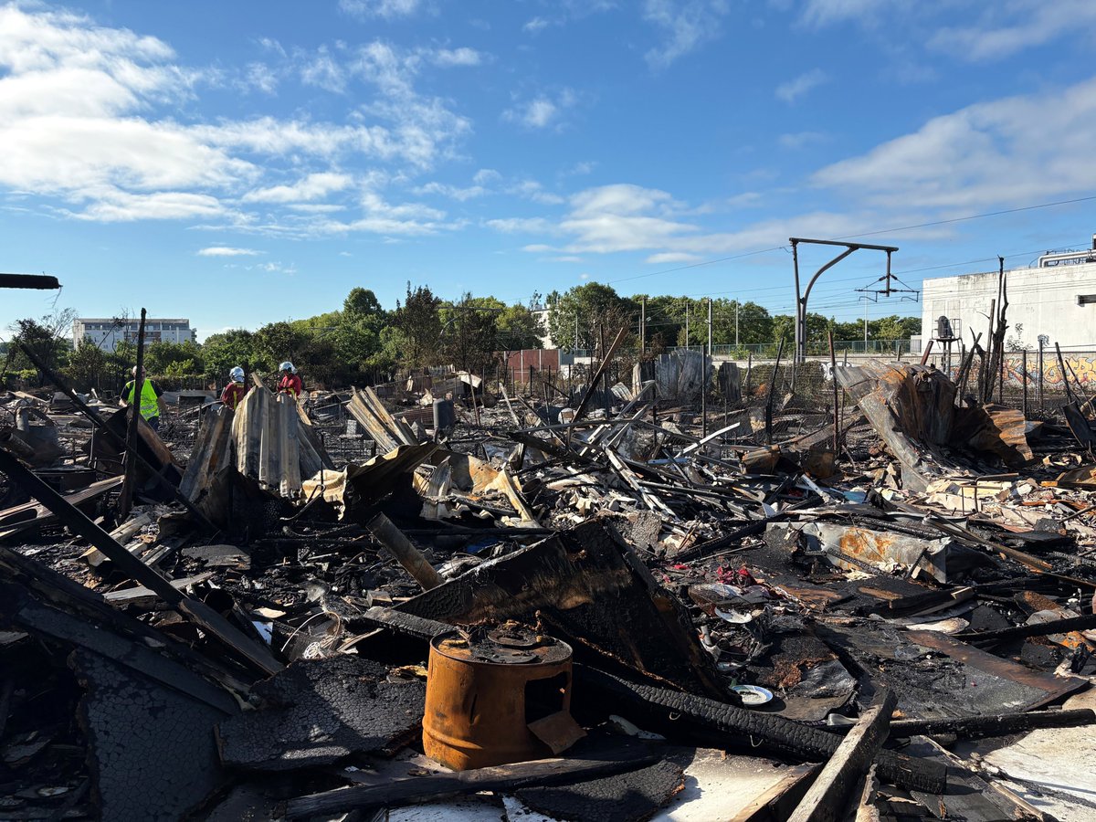 Prefet93's tweet photo. #Sécurité
 
Ce mercredi, le préfet Julien Charles a coordonné l’opération d’évacuation de l’un des plus grands bidonvilles d’Île-de-France, à Stains.
 
Pour répondre à la diversité des enjeux liés à ce site, @Prefet93 a mis en place, au printemps 2025, un travail partenarial avec les services de l’État, la commune de @Stains, @seinesaintdenis , @GroupeSNCF, @RATPgroup et plusieurs associations pour préparer une opération d’évacuation juridiquement sécurisée, socialement accompagnée et durable dans ses effets.
 
En amont de l’opération, 261 personnes ont été rencontrées par l'association « Trajectoires » et ont accepté d'entrer dans une démarche d'accompagnement social renforcé.
 👉 167 personnes se sont vues proposer une solution d'hébergement pérenne et de longue durée par les services de l’État
 👉 60 personnes ont quitté le bidonville avant l’opération
 👉 40 personnes ont refusé d’engager une démarche d’accompagnement social
 
Au moment de l’évacuation, 12 occupants étaient encore présents sur place, tous ont bénéficié d’une solution d’hébergement.
 
@Prefet93 salue la démarche partenariale menée ces derniers mois et remercie l’ensemble des services mobilisés dans la conduite de l’opération pour leur professionnalisme.