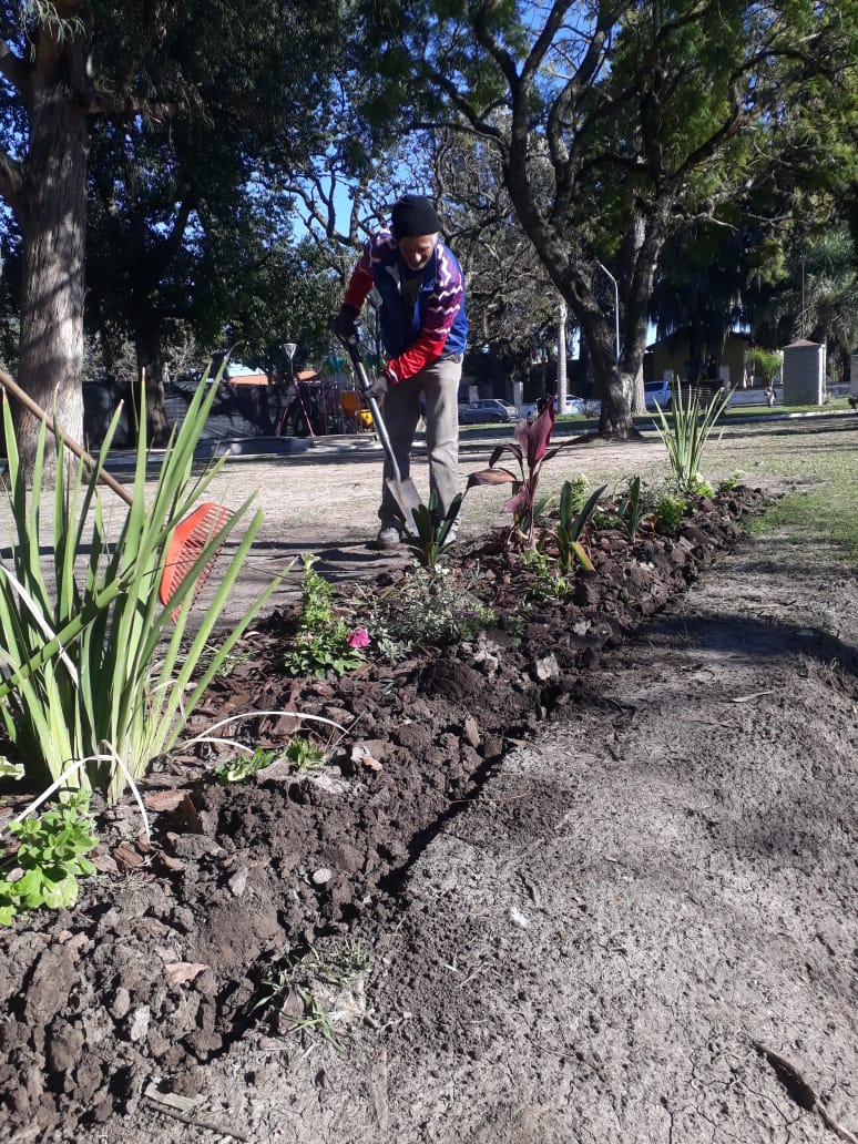 se_muni's tweet photo. @se_muni continúa desarrollando tareas de mantenimiento en plazas, paseos, canteros y distintos espacios públicos de la ciudad. https://t.co/4cJypi7qbn