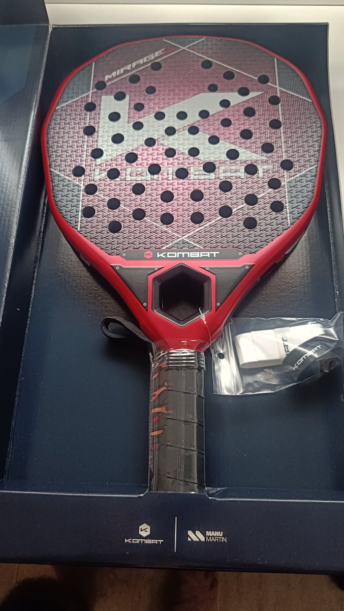 Pppar2's tweet photo. Pues agradezco la seriedad d @kombatpadel al reponerme la pala despues d la rotura de la cuerda y golpe fatal en el marco en la anterior pala en su segundo uso. #confianza #kombatiente https://t.co/Gs4JAfk5Hz