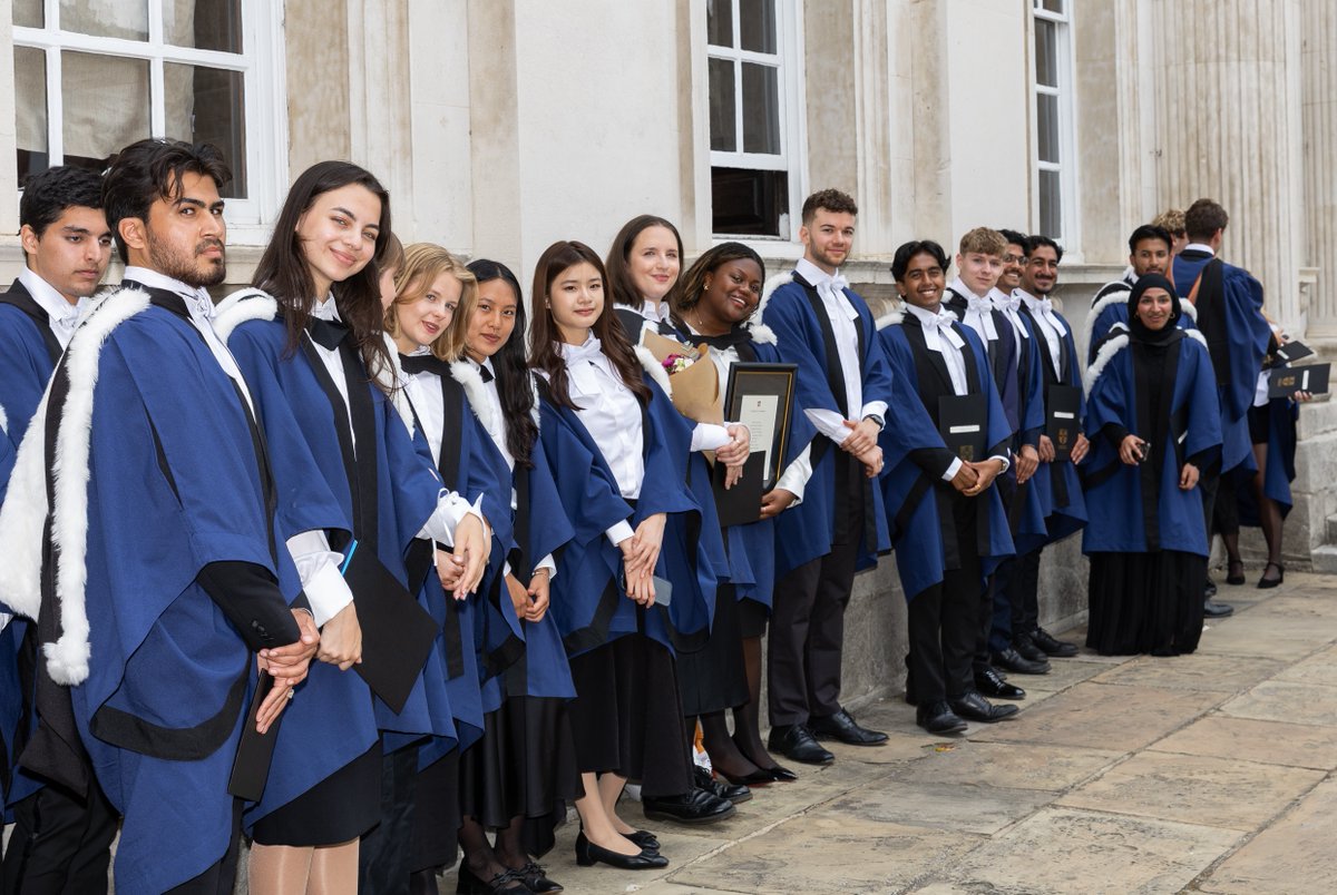 Cambridge_Uni's tweet photo. Huge congratulations to today's graduates from @Kings_College, @TrinCollCam, @StJohnsCam, @Peterhouse_Cam, @ClareCollege and @Pembroke1347 ��

We’re really proud of all your achievements and we wish you the very best for the future.

Welcome to our #CambridgeAlumni community! 🎓

📸 Nick Saffell