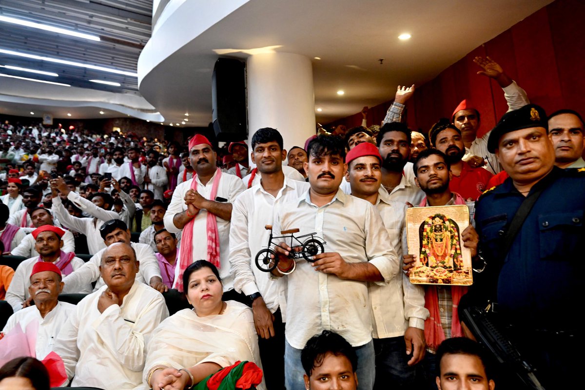 yadavakhilesh's tweet photo. https://t.co/49lqnw0ezP