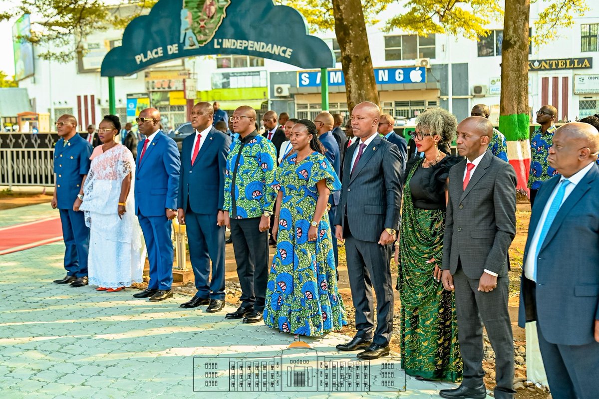 KwaNtare's tweet photo. Inyuma yo gushira urugori rw’amashurwe ku  Ntatemwa y’Umuganwa Rudoviko Rwagasore, Incungu y’Ukwikukira kw’Uburundi, Umukuru w’Igihugu, Nyenicubahiro @GeneralNeva, ari kumwe n’Umutambukanyi wiwe, Nyenicubahiro @Burundi1stLady, hamwe n’abandi banyacubahiro bakurubakuru, babandanirije gushira urugori rw’amashurwe ku kibanza itiriwe Ukwikukira.