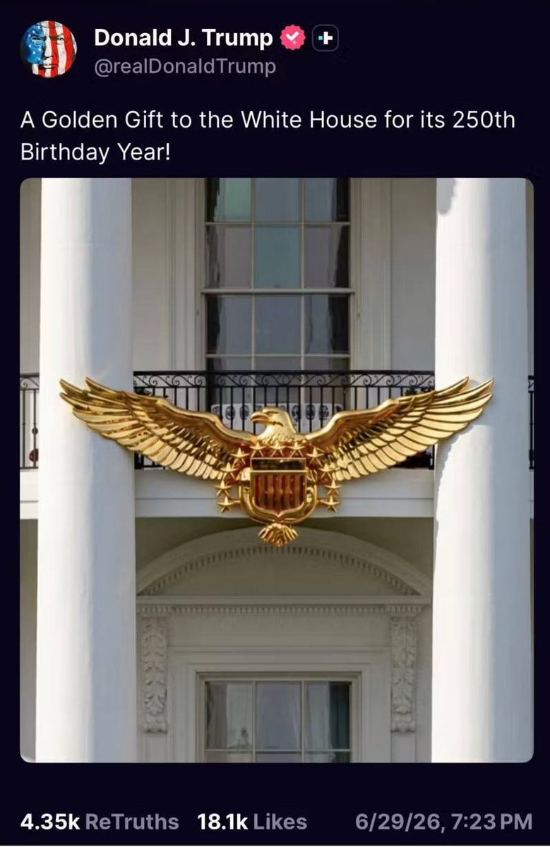 brain_stimulus's tweet photo. 🚨TRUMP VIENT DE POSER UN MESSAGE CODÉ SUR LA FAÇADE DE LA MAISON BLANCHE❗ 🤯

💥Sur la photo publiée par Donald Trump, on peut voir un immense aigle doré installé sur la Maison Blanche pour les 250 ans des États-Unis.

🤯Regardez bien les détails :

- 11 étoiles en or  
- 5 barres en or  
- 1 aigle en or  

11 + 5 + 1 = **17**

Et si on prend les initiales :

**(E)**agle  
**(B)**ars  
**(S)**tars  

Cela donne **EBS**.

Coïncidence ?  
Ou message volontairement placé en pleine lumière, exactement comme le font souvent ceux qui communiquent avec ceux qui savent lire entre les lignes.

L’aigle est positionné de manière très visible, sur un bâtiment qui symbolise le pouvoir exécutif américain, à l’approche d’une date historique (250 ans).

Beaucoup y voient un signal clair.

D’autres y verront simplement une décoration patriotique.

Mais quand les chiffres et les lettres s’alignent aussi parfaitement… on a le droit de se poser des questions.

Partagez ce post si vous pensez que certains symboles ne sont jamais posés au hasard.

Avez-vous déjà remarqué d’autres détails troublants dans les communications ou les images officielles de Donald Trump ces derniers mois ?