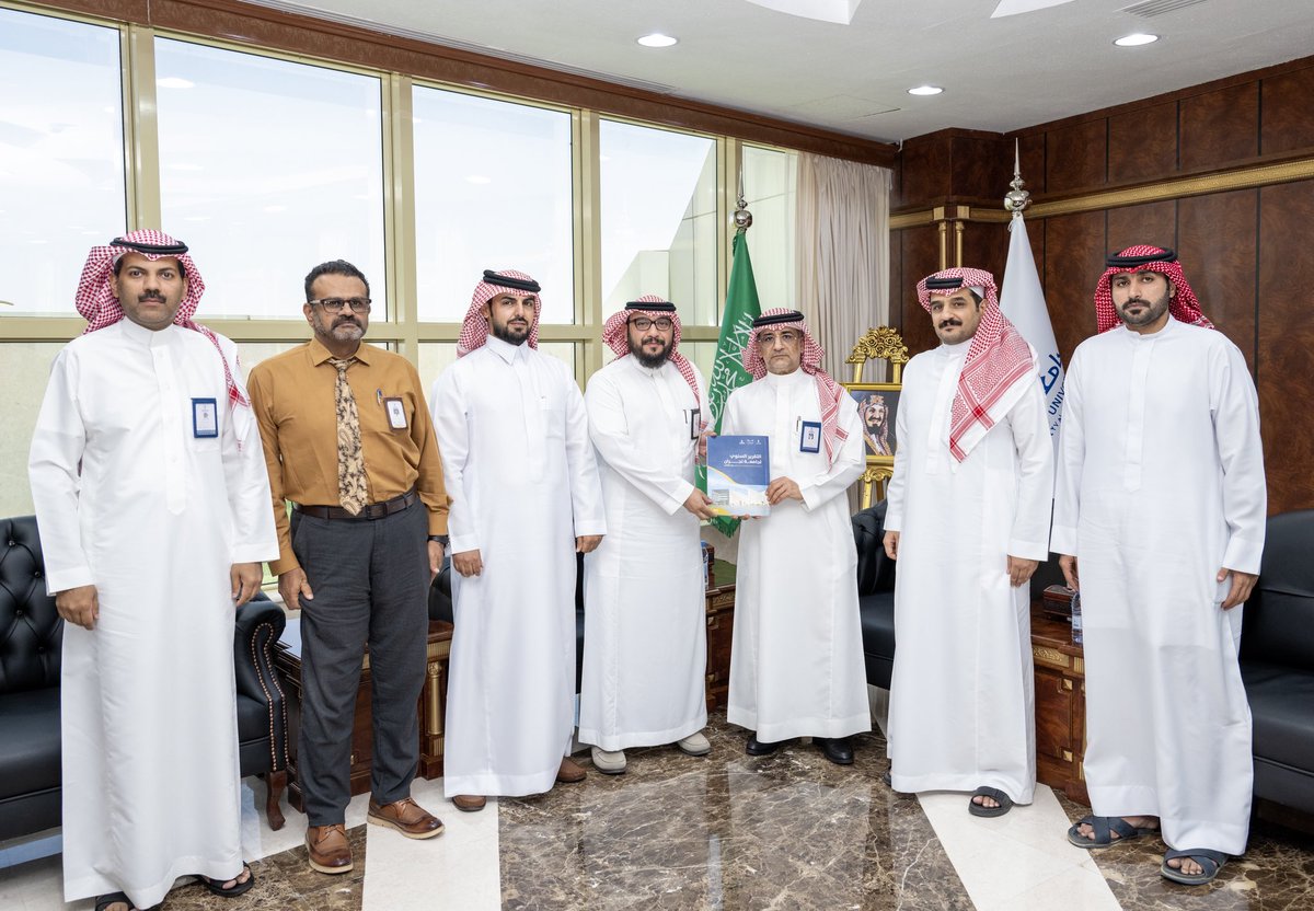 Najran_Univers's tweet photo. تسلّم رئيس جامعة نجران أ.د.عبدالرحمن الخضيري، التقرير السنوي للجامعة لعام 2025م، خلال استقباله في مكتبه عميد عمادة التطوير والجودة د.أسامة الشهري، وأعضاء فريق إعداد التقرير. كما اطّلع على ما تضمّنه التقرير من أبرز الإنجازات ومؤشرات الأداء التي حققتها الجامعة خلال عام 2025م في مختلف المجالات الأكاديمية والبحثية والإدارية والمجتمعية، وما تعكسه من تقدم في تنفيذ مستهدفاتها الإستراتيجية، ورفع كفاءة الأداء المؤسسي..