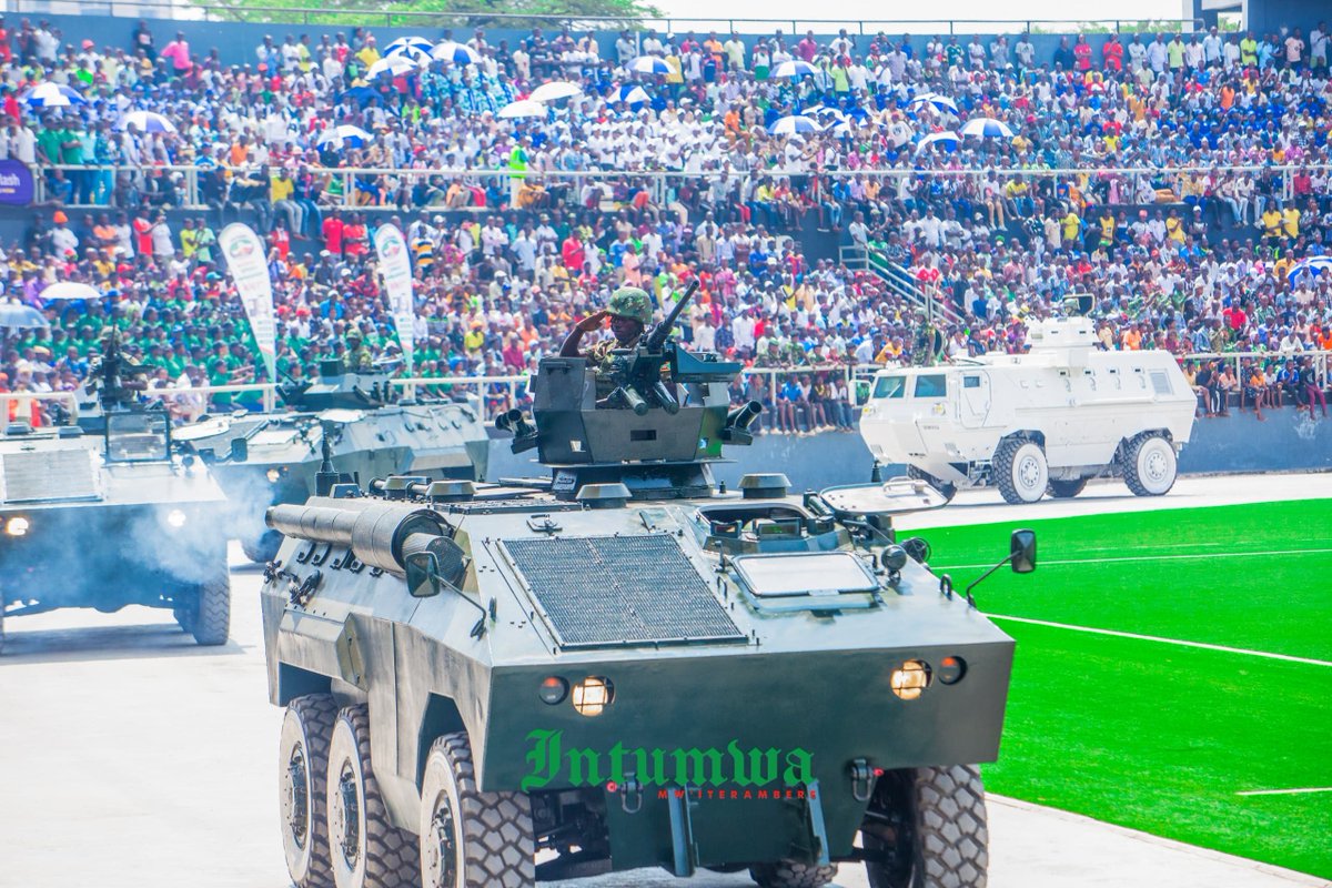 IntumwaNews's tweet photo. 🔴Burundi : Les Burundais appelés à défendre leur patrie, gage du respect de la communauté internationale.

Sous le thème « Tous ensemble, conquérons l'indépendance dans l'économie du pays», le Burundi a célébré mercredi, 1er juillet 2026, le 64ᵉ anniversaire de son indépendance. Les cérémonies officielles de cette journée ont eu lieu dans la province de Bujumbura, avec la présence du Numéro un burundais, Évariste Ndayishimiye, également Commandant suprême des Forces de défense et de sécurité.
Les festivités, tenues au stade Intwari, ont été marquées par un long défilé des corps de défense et de sécurité ainsi que par une exhibition de plusieurs équipements militaires, illustrant les capacités de défense et la souveraineté du Burundi.
Dans son discours de circonstance, le Président de la République s'est réjoui de voir le pays commémorer son accession à l'indépendance, soulignant que les Burundais comprennent désormais le véritable sens de la souveraineté. Selon lui, le Burundi d'aujourd'hui est un pays où personne ne devrait être discriminé en raison de son ethnie, de sa religion ou de son appartenance politique.
Le Chef de l'État a exhorté tous les Burundais à cultiver l'amour de la patrie, à être prêts à la défendre allant même au sacrifice suprême si besoin était, rappelant que les Burundais ont toujours été un peuple de guerriers. Il les a également invités à renforcer l'unité nationale et à considérer le Burundi comme 
un patrimoine commun dont chacun est responsable.
Évariste Ndayishimiye a félicité les citoyens qui contribuent au développement du pays et qui œuvrent pour son rayonnement. Il a encouragé l'ensemble de la population à redoubler d'efforts afin de consolider une indépendance véritable, notamment sur le plan économique, estimant que le Burundi dispose d'atouts nécessaires pour poursuivre son développement et gagner davantage le respect de la communauté internationale.
Le Président a enfin remercié les membres des Forces de défense qui se sont distingués par leur engagement exceptionnel au service de la nation. Des distinctions honorifiques leur ont été décernées en reconnaissance de leur bravoure et de leur dévouement.