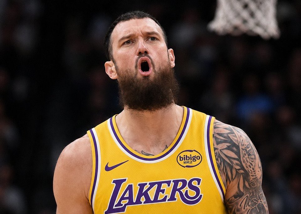 StorieASpicchi's tweet photo. Tris di firme ufficiali per i Lakers subito dopo la trade Kessler:

- Sandro Mamukelashvili per 4 anni e 52 milioni totali 
- Quentin Grimes per 4 anni e 60 milioni totali
- Collin Sexton per 2 anni e 19 milioni totali https://t.co/Ns3USwTbne