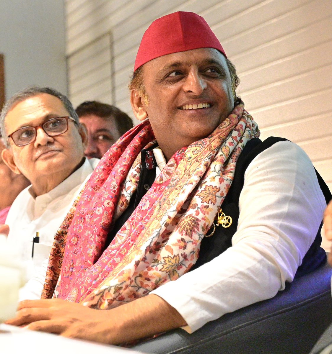 yadavakhilesh's tweet photo. ‘पीडीए प्रसार समाजवादी पार्टी सदस्यता अभियान’ का शुभारंभ! 

आज 1 जुलाई 2026 से समाजवादी पार्टी के नये सदस्यता अभियान की शुरुआत हो रही है, जिसमें समाजवादी पार्टी के App के माध्यम से ‘ऑनलाइन’ सदस्यता ग्रहण की जा सकेगी। ये एक अनवरत अभियान है जो हर ’पीड़ित, दुखी, अपमानित’ को हमारे समाजवादी मूल्यों से जोड़ेगा और ‘पीडीए परिवार’ को सशक्त करेगा। 

प्रदेश-देश के सभी जागरूक नागरिकों से हमारा आग्रह है कि इस ऐप के माध्यम से घर-बैठे आप स्वयं तो सदस्य बनें ही साथ ही और लोगों को भी सदस्य बनने के लिए प्रेरित करें और अन्य लोगों की सदस्य बनने में मदद भी करें। प्रदेश-देश के युवाओं से हमारी विशेष अपील है कि वो अपने उज्ज्वल भविष्य के लिए सदस्यता ग्रहण करें और अपने परिवार और अन्य परिजनों को भी प्रेरित करें। 

नये सदस्य ‘संपर्क, संवाद और सहायता’ के माध्यम से समाजवादी पार्टी के सिद्धांतों और संकल्पों का प्रचार-प्रसार करेंगे और हमें ‘प्रेम, दया और अपनापन’ से संपन्न एकता की वो ‘सकारात्मक शक्ति’ भी प्रदान करेंगे जो ‘सामाजिक न्याय का राज’ लाने और देश को ‘बंधुराष्ट्र’ बनाने के हमारे परम लक्ष्य की प्राप्ति को सुनिश्चित करेगी।