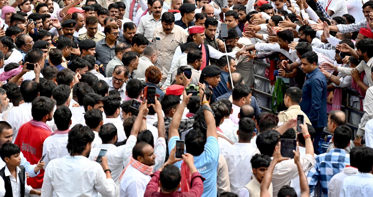yadavakhilesh tweet picture