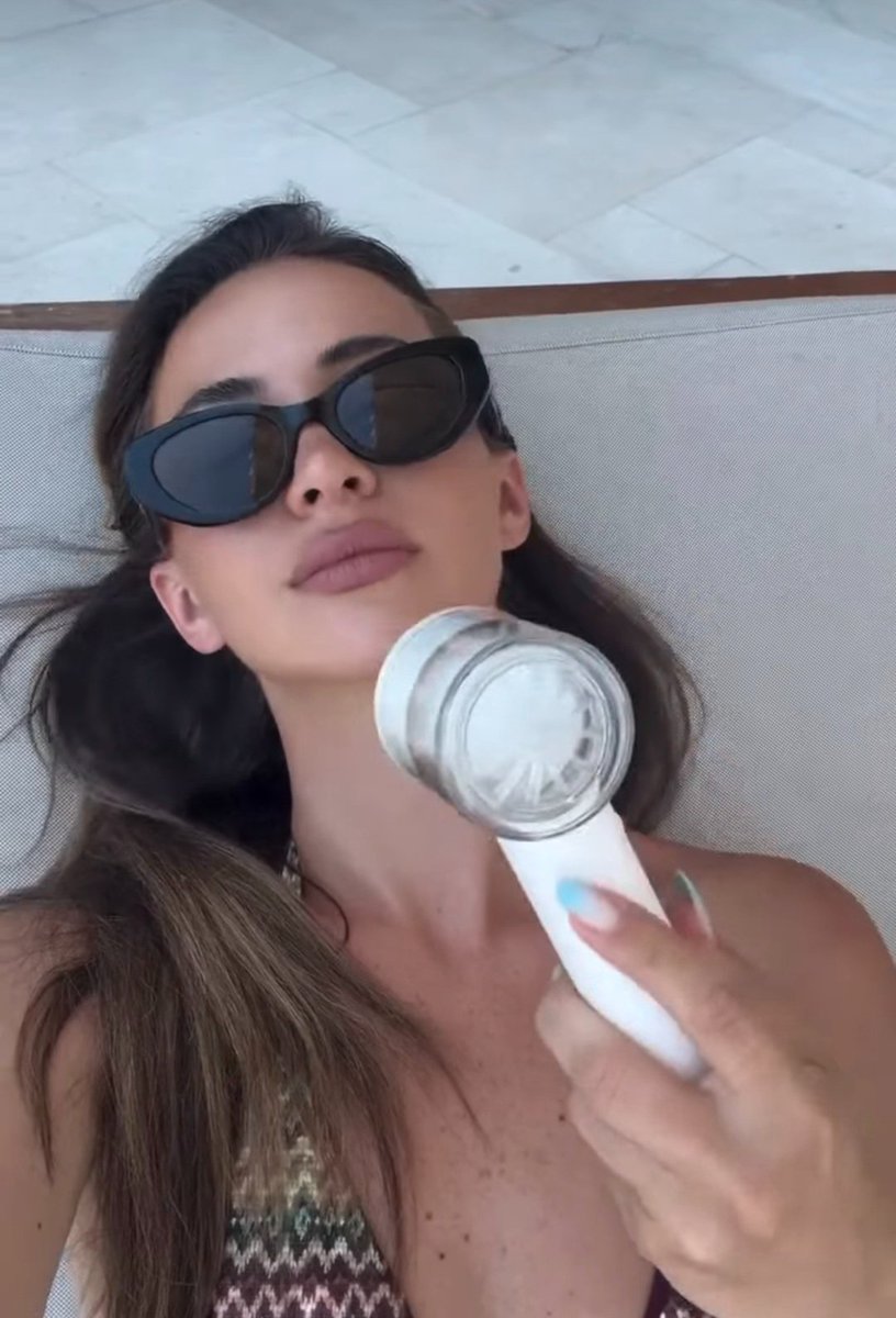 Naacaruatnervat's tweet photo. A mund te duket nje njeri kaq hot duke i bere reklame nje ventilatori
Kiara po 🥵❤️‍🔥 #ejllat https://t.co/FywlLV2yET