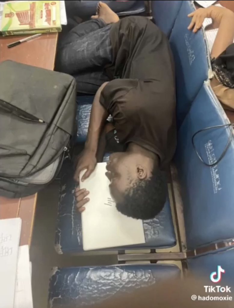 Bigdraxxx7's tweet photo. He fell asleep in night Class https://t.co/NjFcpNr8AI