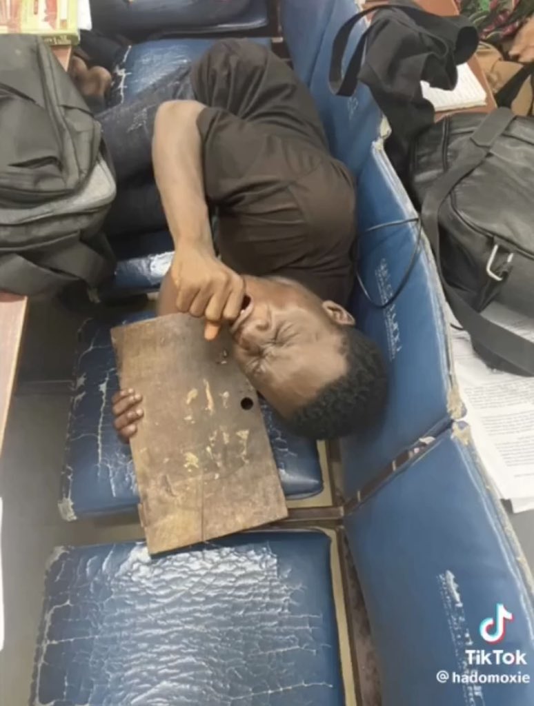 Bigdraxxx7's tweet photo. He fell asleep in night Class https://t.co/NjFcpNr8AI