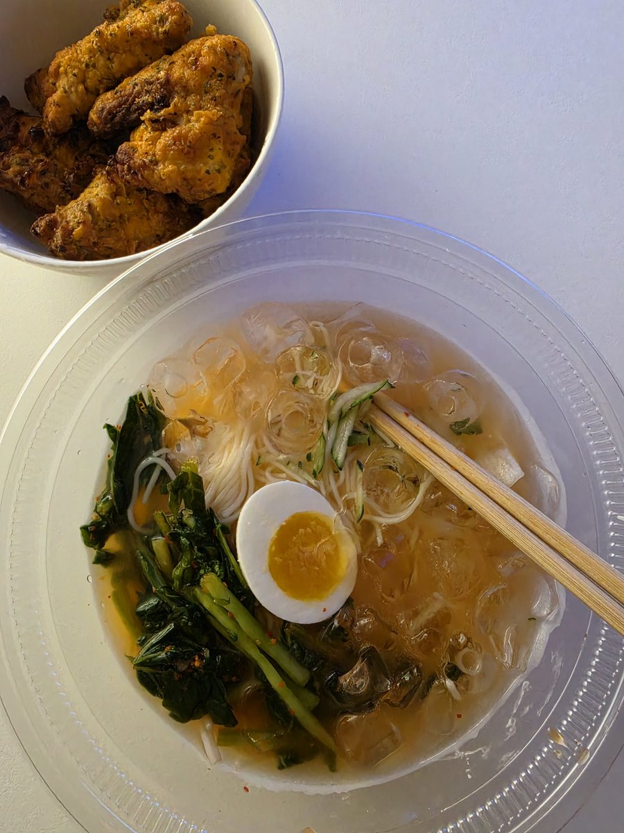 avalanny's tweet photo. 편의점에 열무김치국수 팔길래 먹어봄
구성(김치 반쪽삶계 오이 무 면 육수 얼음컵)은 4900 가격에 비해 괜찬은데
좀 짜고 양이 적긴 하다 https://t.co/Irqh2mrTaM