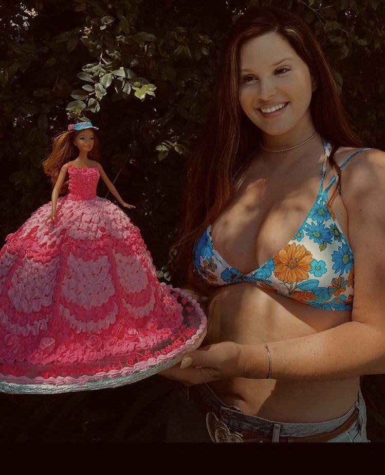 lostinyosemite's tweet photo. Lana Del Rey with her birthday cake (2021) https://t.co/fyUKQGabdQ