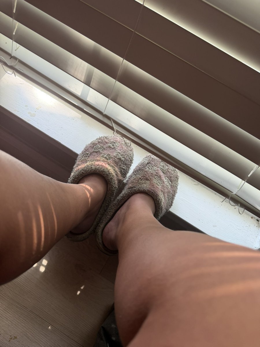 okskatingdaze's tweet photo. Which one would you sniff my disgusting dirty slipper or my hot sweaty foot ? You’d never get to unless you send. https://t.co/1Zyi9AUnE8