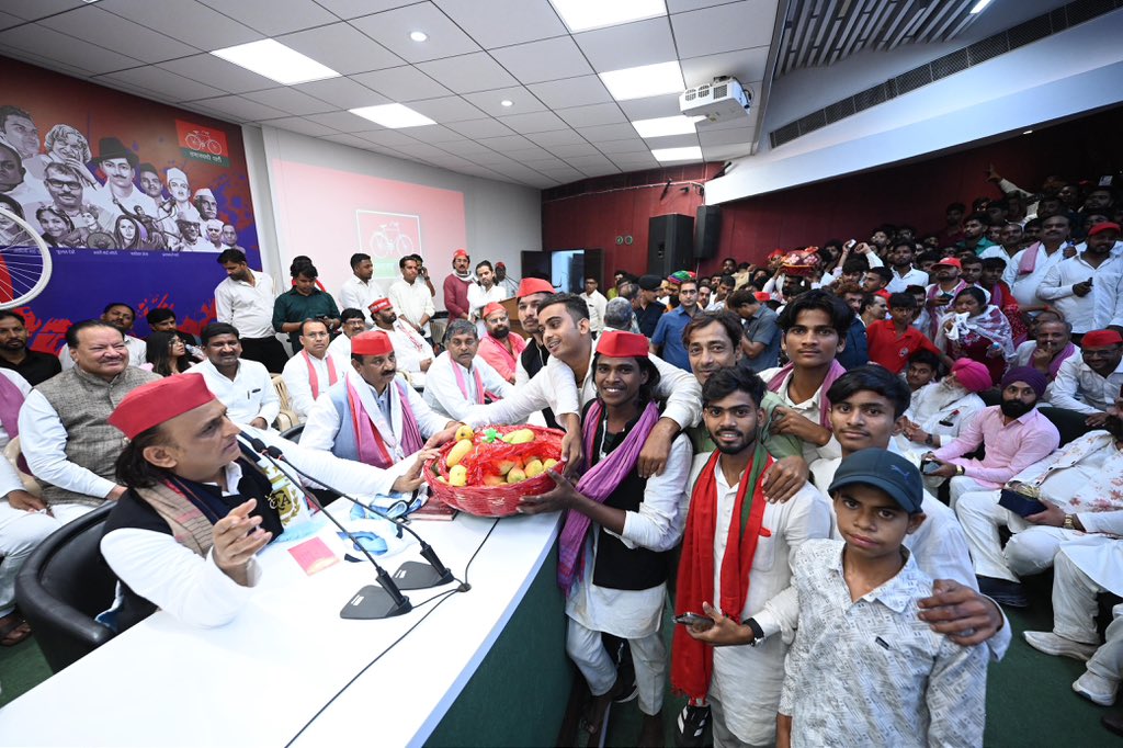 yadavakhilesh tweet picture
