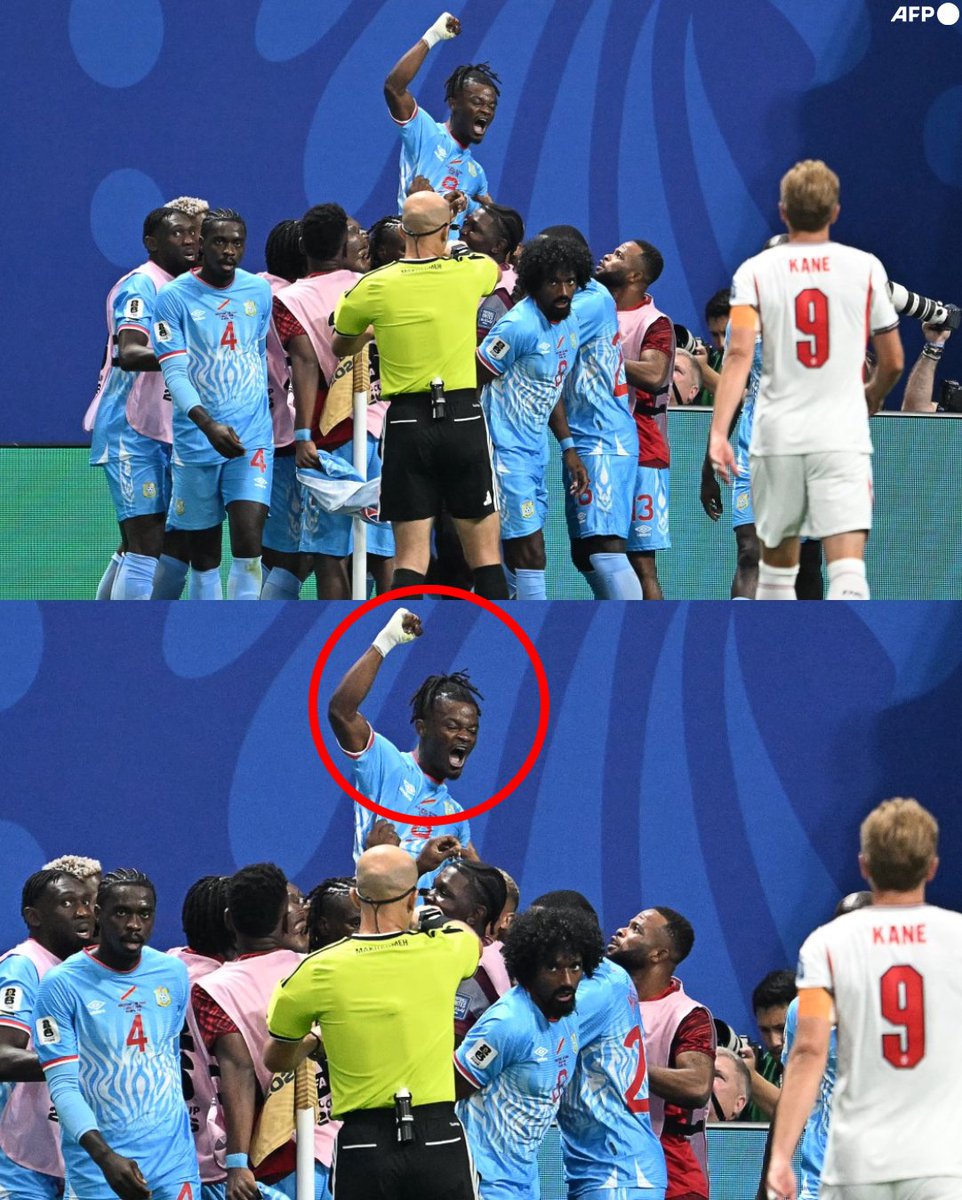 InvictosSomos's tweet photo. Brian Cipenga acaba de marcar el PRIMER GOL de la República Democrática del Congo en un partido de eliminación directa de Copa del Mundo. Y sí, se lo convirtió a la Selección de Inglaterra. Por eso sus compañeros fueron a levantarlo en plena cancha. Por eso la celebración fue tan especial. Qué momentazo para el cuadro africano. ESTO ES HISTORIA PURA.