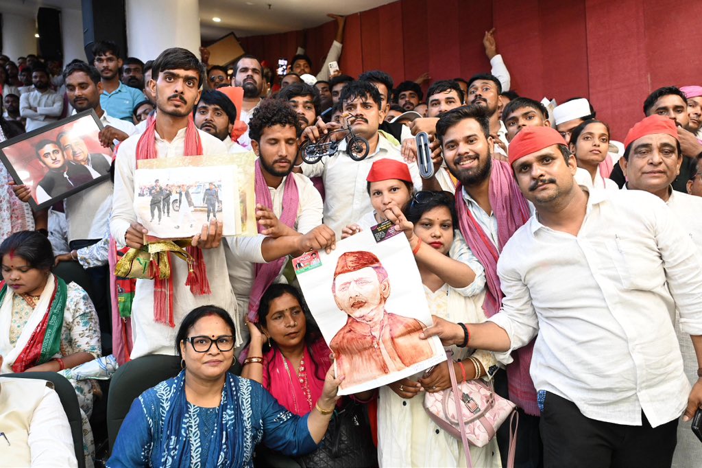 yadavakhilesh tweet picture