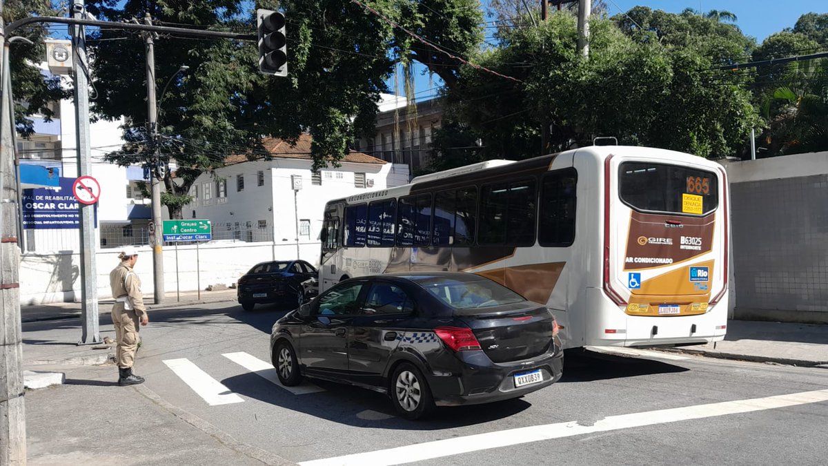 GMRio's tweet photo. Monitoramento de trânsito na manhã desta quarta-feira, dia 1º de julho, na Zona Norte do Rio. A presença dos guardas municipais ajuda na promoção da segurança viária e da fluidez do trânsito. https://t.co/Zwk7mV7Ijx