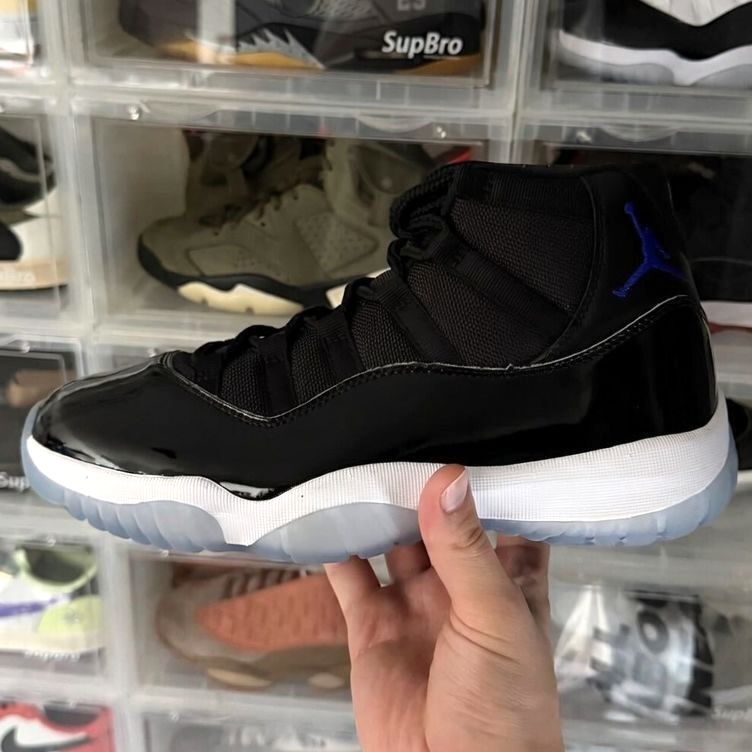 JustFreshKicks's tweet photo. IN HAND LOOK: Air Jordan 11 Retro "Space Jam" 🏀🌌

🗓️ December 12th
💰 $235 https://t.co/renLyYewhs