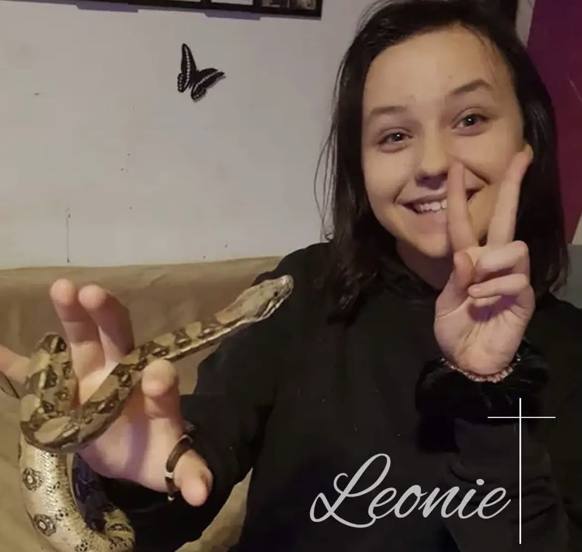 MaikSchmidie's tweet photo. Gegen das Vergessen! 

Vor fünf Jahren wurde die erst 13-jährige Leonie auf grausame Art und Weise aus ihrem Leben gerissen. Von drei Afghanen unter Drogen gesetzt, vergewaltigt, ermordet und wie ein Sack Müll entsorgt. https://t.co/Vn8ChYUqxq