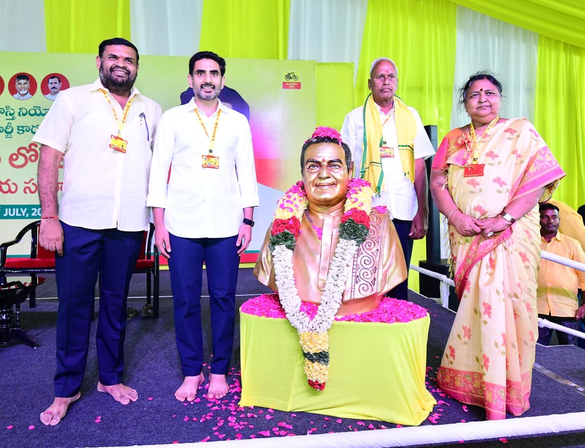 BojjalaSudhir's tweet photo. ఈరోజు రేణిగుంట మండలం, ఎలమండ్యం పంచాయతీ పరిధిలోని కొత్తపాళెం గ్రామం వద్ద మన తెలుగుదేశం పార్టీ జాతీయ వర్కింగ్ ప్రెసిడెంట్, రాష్ట్ర మంత్రివర్యులు శ్రీ నారా లోకేష్ గారి సమక్షంలో నిర్వహించిన 'కార్యకర్తల సమన్వయ సమావేశం' వేలాదిగా తరలివచ్చిన తెలుగు తమ్ముళ్ల నడుమ చారిత్రాత్మక రీతిలో, బ్రహ్మాండంగా విజయవంతమైంది.

'కార్యకర్తలే పార్టీకి అధినేతలు.. వారే ఈ పార్టీకి అసలైన మూలస్తంభాలు' అనే నమ్మకంతో, జాతీయ వర్కింగ్ ప్రెసిడెంట్ హోదాలో మన నియోజకవర్గ గడ్డపై అడుగుపెట్టిన మన యువనేతకు కనీవినీ ఎరుగని రీతిలో ఘనస్వాగతం పలకడం జరిగింది. నాడు నా తండ్రి, దివంగత బొజ్జల గోపాలకృష్ణారెడ్డి గారు మరియు మన ప్రియతమ ముఖ్యమంత్రి శ్రీ నారా చంద్రబాబు నాయుడు గారు అత్యంత ఆప్తులుగా, ఉమ్మడి చిత్తూరు జిల్లా రాజకీయాల్లో ఏ విధంగా ఒకరికొకరు అండగా నిలిచారో.. నేడు అదే స్ఫూర్తితో లోకేష్ అన్న మార్గదర్శకత్వంలో శ్రీకాళహస్తి నియోజకవర్గాన్ని ప్రగతి పథంలో ముందుకు తీసుకువెళ్లడం నాకు దక్కిన గొప్ప గౌరవం.

ఈ అద్భుతమైన సమావేశాన్ని ఒక సైన్యమై కదలివచ్చి విజయవంతం చేసిన నా ప్రాణ సమానులైన తెలుగుదేశం పార్టీ కార్యకర్తలకు, నాయకులకు, అభిమానులకు పేరుపేరునా నా శిరస్సు వంచి నమస్కరిస్తున్నాను. మన పార్టీ పాలనలో కార్యకర్తలకు ఎల్లప్పుడూ సముచిత స్థానం, తగిన గౌరవం ఉంటాయని మనస్ఫూర్తిగా తెలియజేస్తున్నాను.