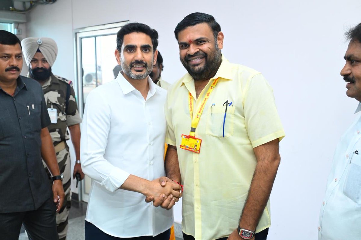 BojjalaSudhir's tweet photo. ఈరోజు రేణిగుంట మండలం, ఎలమండ్యం పంచాయతీ పరిధిలోని కొత్తపాళెం గ్రామం వద్ద మన తెలుగుదేశం పార్టీ జాతీయ వర్కింగ్ ప్రెసిడెంట్, రాష్ట్ర మంత్రివర్యులు శ్రీ నారా లోకేష్ గారి సమక్షంలో నిర్వహించిన 'కార్యకర్తల సమన్వయ సమావేశం' వేలాదిగా తరలివచ్చిన తెలుగు తమ్ముళ్ల నడుమ చారిత్రాత్మక రీతిలో, బ్రహ్మాండంగా విజయవంతమైంది.

'కార్యకర్తలే పార్టీకి అధినేతలు.. వారే ఈ పార్టీకి అసలైన మూలస్తంభాలు' అనే నమ్మకంతో, జాతీయ వర్కింగ్ ప్రెసిడెంట్ హోదాలో మన నియోజకవర్గ గడ్డపై అడుగుపెట్టిన మన యువనేతకు కనీవినీ ఎరుగని రీతిలో ఘనస్వాగతం పలకడం జరిగింది. నాడు నా తండ్రి, దివంగత బొజ్జల గోపాలకృష్ణారెడ్డి గారు మరియు మన ప్రియతమ ముఖ్యమంత్రి శ్రీ నారా చంద్రబాబు నాయుడు గారు అత్యంత ఆప్తులుగా, ఉమ్మడి చిత్తూరు జిల్లా రాజకీయాల్లో ఏ విధంగా ఒకరికొకరు అండగా నిలిచారో.. నేడు అదే స్ఫూర్తితో లోకేష్ అన్న మార్గదర్శకత్వంలో శ్రీకాళహస్తి నియోజకవర్గాన్ని ప్రగతి పథంలో ముందుకు తీసుకువెళ్లడం నాకు దక్కిన గొప్ప గౌరవం.

ఈ అద్భుతమైన సమావేశాన్ని ఒక సైన్యమై కదలివచ్చి విజయవంతం చేసిన నా ప్రాణ సమానులైన తెలుగుదేశం పార్టీ కార్యకర్తలకు, నాయకులకు, అభిమానులకు పేరుపేరునా నా శిరస్సు వంచి నమస్కరిస్తున్నాను. మన పార్టీ పాలనలో కార్యకర్తలకు ఎల్లప్పుడూ సముచిత స్థానం, తగిన గౌరవం ఉంటాయని మనస్ఫూర్తిగా తెలియజేస్తున్నాను.