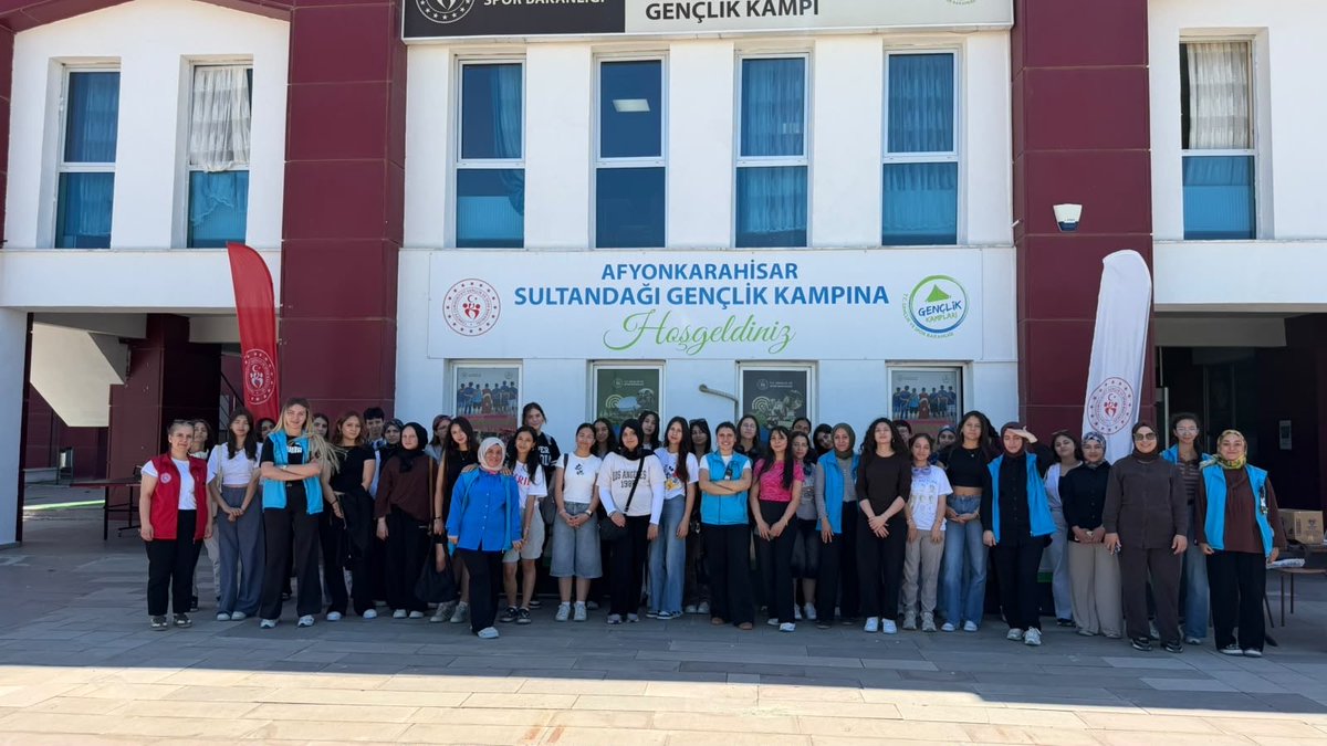GSBgenclik's tweet photo. Şehrin telaşı geride kaldı, Gençlik Kampları başladı! 📢

Türkiye’nin dört bir yanından gençler; unutulmaz anılar biriktirmek, kendini keşfetmek ve yazı dolu dolu yaşamak için kamplarda bir araya geliyor.

🔗İkinci dönem başvuruları için detaylar https://t.co/QP0t8BJCA7 adresinde!