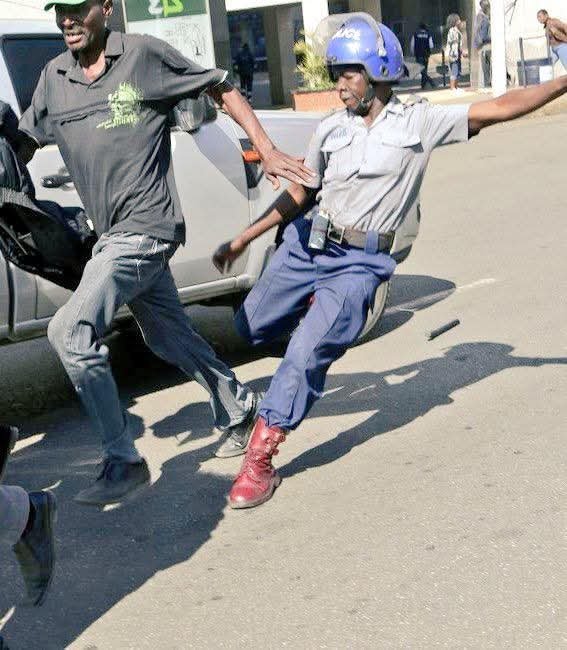 Retweet_Goat's tweet photo. @LarryMadowo South Africa          Zimbabwe https://t.co/3TljD5Xt3I