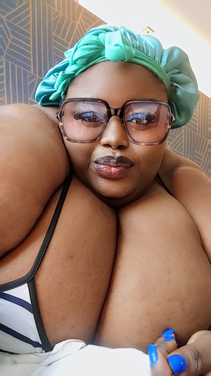 GoddessVCruz's tweet photo. Think you could handle being this close... or would you tap out? 💙
#SSBBW #BellyLover #BellyFetish #BBW #SquashFetish #Feedee #Feederism #CurvyCreator #PlusSizeBeauty #XCreator https://t.co/DyI5QicVZZ