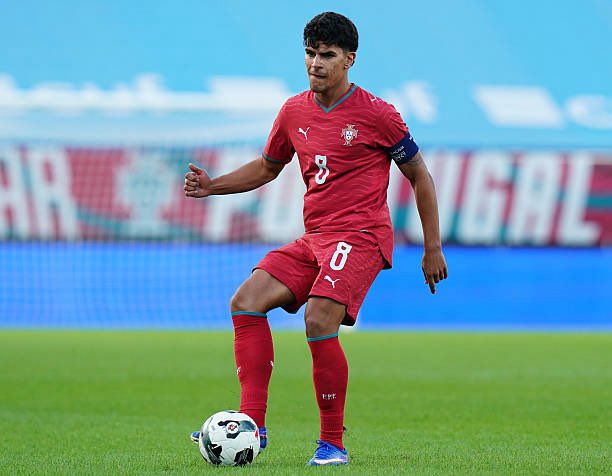 _mufcespxtrafc_'s tweet photo. El Manchester United estaba interesado en Elliot Anderson y Matheus Fernandes, pero el precio tiró para atrás. Tras no conseguir el fichaje de Matheus Fernandes, el Manchester United está evaluando la situación. (@sistoney67) #mufc #mulive https://t.co/0IArpVU8c9